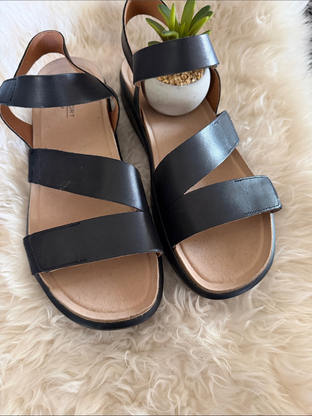 Rockport Trutech 9.5/EUR41 SANDALS LEATHER Strappy 1.5”Heel Concave Heelbed NWOB